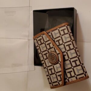 New in box women's Tommy Hilfiger Leather wallet